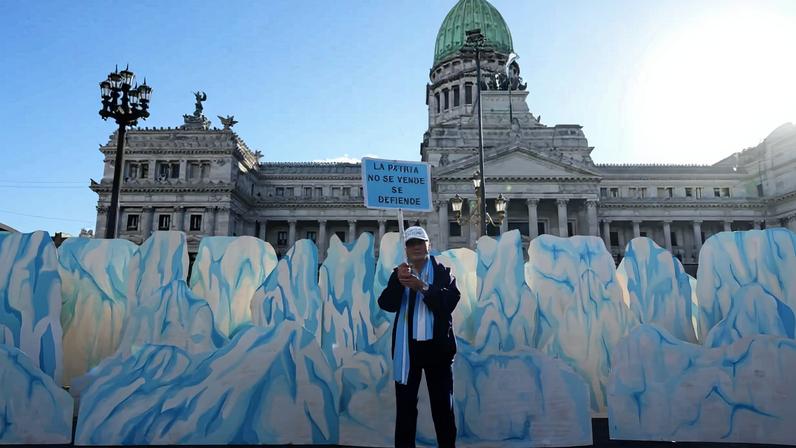 Argentina aprova projeto de Milei que flexibiliza proteção de glaciares