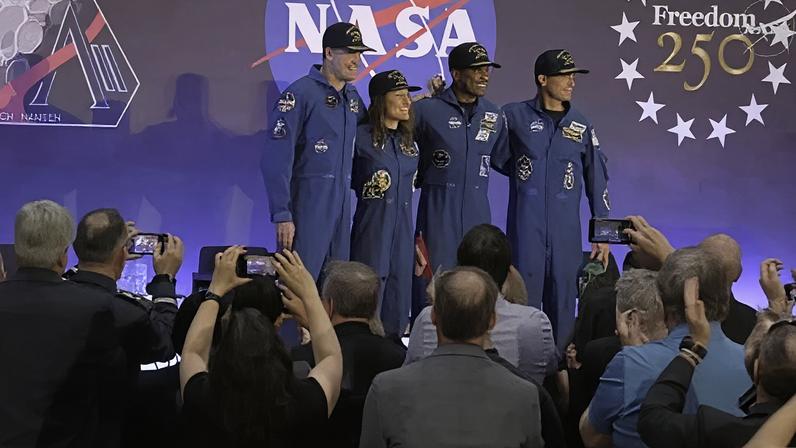 Os astronautas da Artemis II Jeremy Hansen, Christina Koch, Victor Glover e Reid Wiseman são vistos no palco sábado no Ellington Field, no Johnson Space Center em Houston