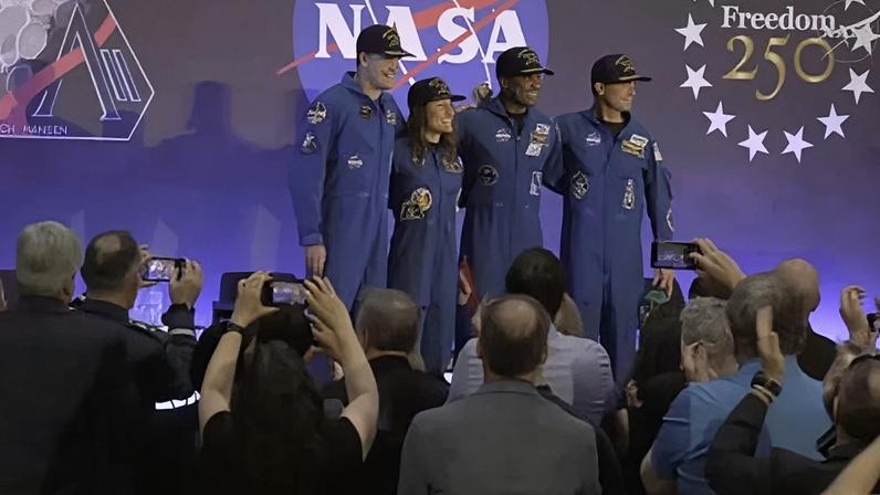 Os astronautas da Artemis II Jeremy Hansen, Christina Koch, Victor Glover e Reid Wiseman são vistos no palco sábado no Ellington Field, no Johnson Space Center em Houston.