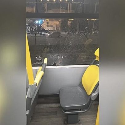 Dois homens soltam rojão em ônibus e são presos; vídeo mostra o ocorrido