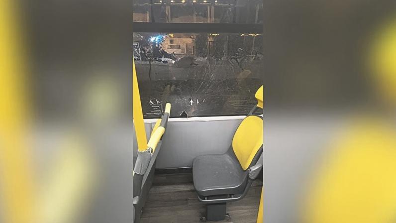 Crime foi dado como dano ao patrimônio público e danificou janela do ônibus