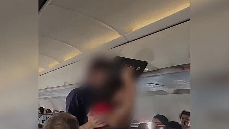 Comissário de bordo contém pregação em voz alta de menina em voo em São Paulo