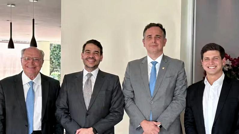 Alckmin faz força-tarefa ao lado de João Campos para que PSB vote em bloco em favor de Messias Geraldo Alckmin (esquerda), Jorge Messias (ao lado de Alckmin), Rodrigo Pacheco (ao lado de Messias) e João Campos (ao lado de Pacheco).