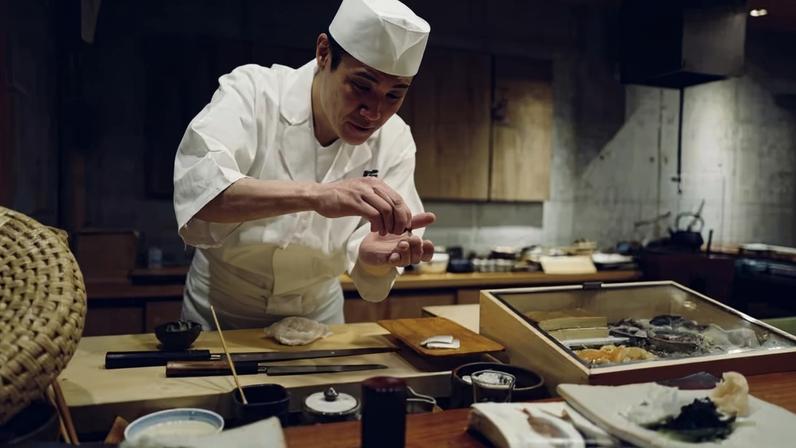 Sushi: Bolinho de arroz temperado com vinagre e recheado com peixe cru, frutos do mar ou outros ingredientes. Pode ser enrolado em alga marinha (maki) ou moldado à mão (niguiri).