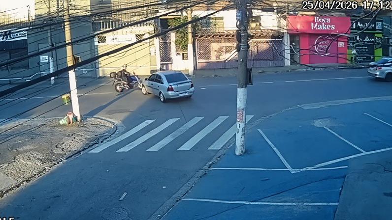 Motorista do carro fugiu do local do acidente sem prestar ajuda ao motociclista.
