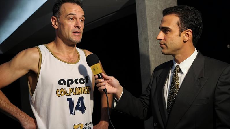 Tadeu Schmidt presta homenagem a Oscar Schmidt após falecimento