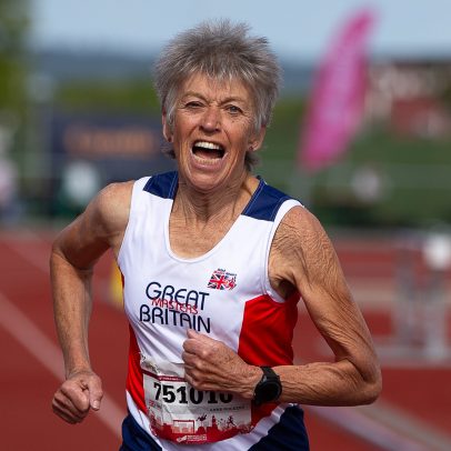 Atleta de 77 anos, campeão, denuncia que marcas de fitness ignoram atletas acima de 50