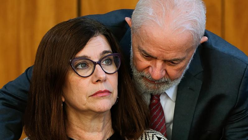 A presidente da Petrobras, Magda Chambriard, e o presidente Lula; estatal demitiu diretor após crítica do petista a leilão de GLP