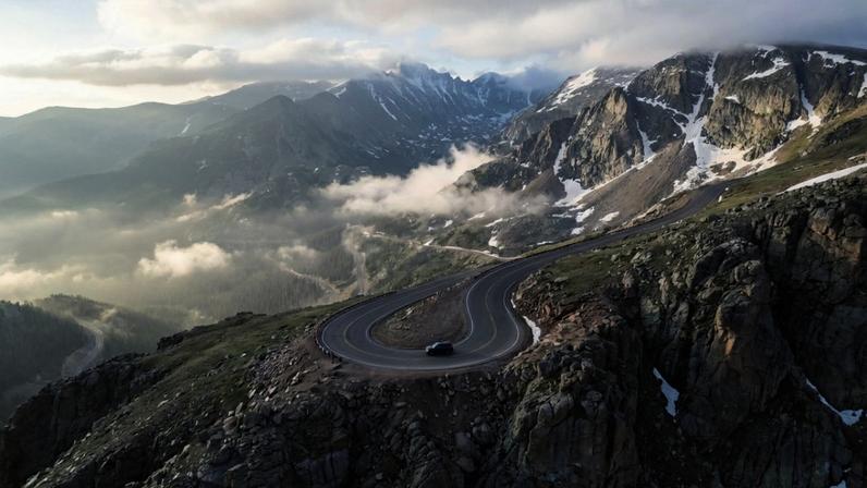 Rodovia no Colorado tem 4.302 m de altura e 156 curvas, marco da engenharia