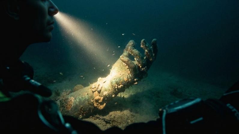 Naufrágio da antiguidade a 50 m revela braços de bronze e estátuas de mármore