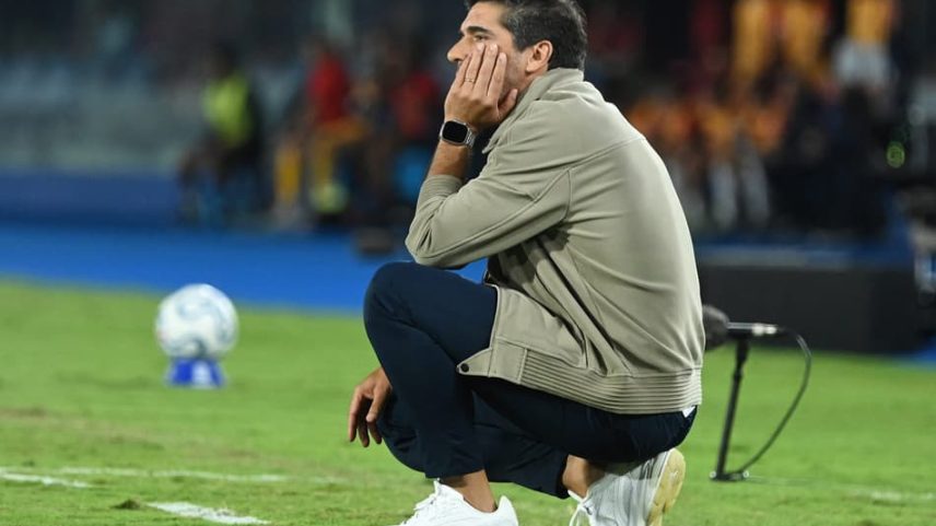 Abel Ferreira fez críticas ao gramado do estádio Nueva Olla (Foto: DANIEL DUARTE/AFP)