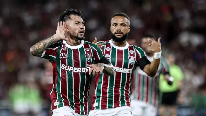 Lucho Acosta comemora seu gol pelo Fluminense diante do Flamengo