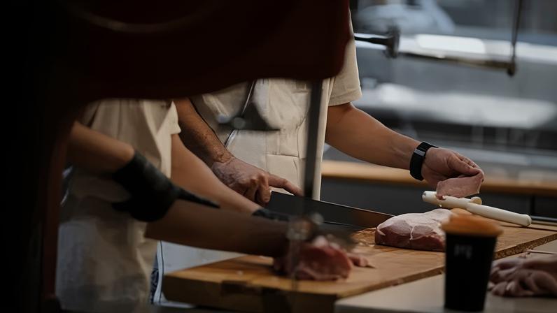 Açougueiros preparam carne para venda em mercado em Buenos Aires; alta dos preços tem impactado consumo no país