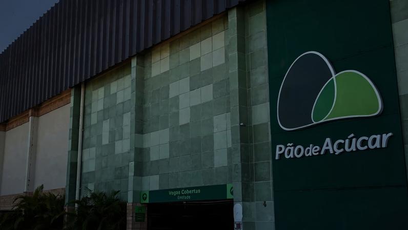 São Paulo, Brasil: vista frontal da loja do mercado brasileiro de Pão de Açúcar. Logotipo da marca GPA