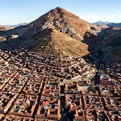 Cidade a 4.000 metros, outrora rica, hoje sob a sombra de montanha temível