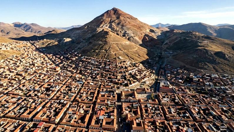 A cidade erguida a mais de 4000 metros de altitude que já foi a mais rica do planeta e hoje vive sob a sombra da montanha devoradora de homens