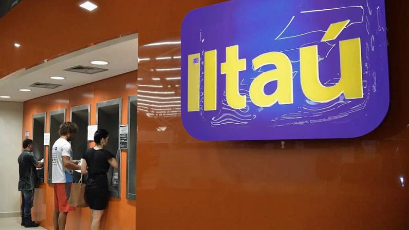 Imagem colorida mostra agência do Itaú e clientes em caixa eletrônico - Metrópoles