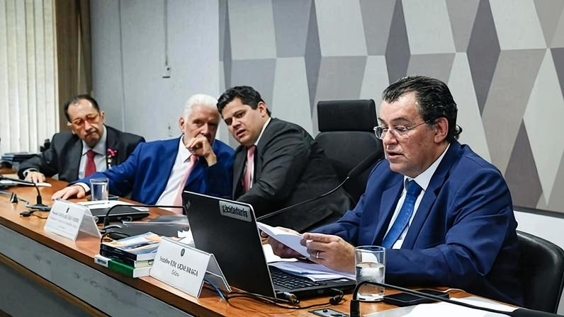 Eduardo Braga lendo resumo do seu relatório sobre a PEC da reforma tributária, na CCJ do Senado (Roque de Sá/Agência Senado)