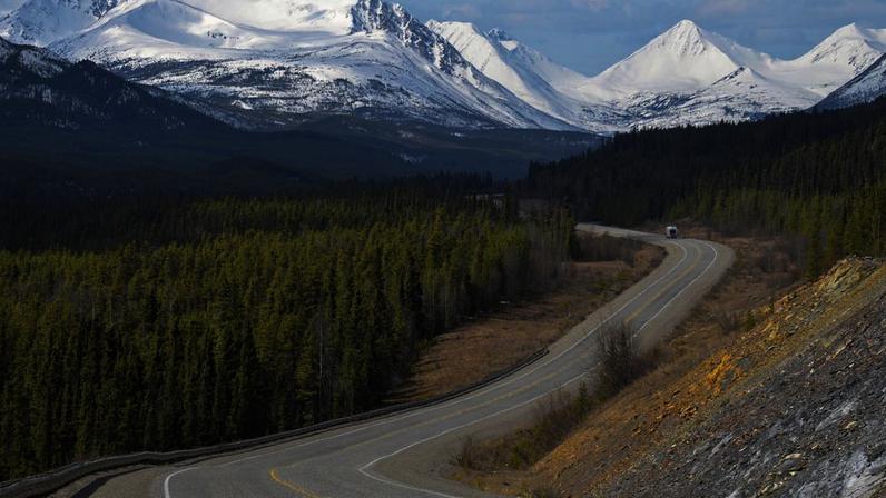 Rodovia militar de mais de dois mil quilômetros cruzando o rigoroso inverno do Canadá e do Alasca – Créditos: depositphotos.com / TReinhard