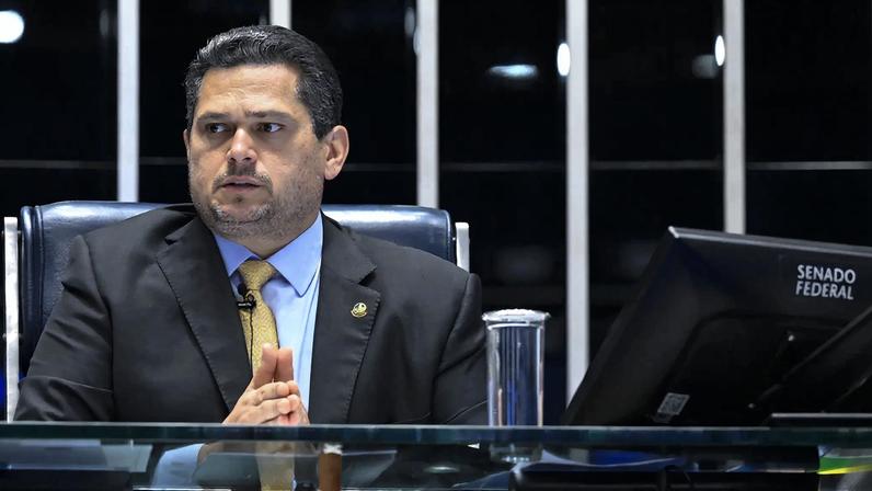 O presidente do Senado, Davi Alcolumbre, decidiu não prorrogar a CPI do Crime Organizado, limitando o avanço das investigações sobre o caso Banco Master (Foto: Carlos Moura/Agência Senado)