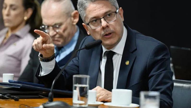 Governo atravessou a rua para proteger ministros, diz Alessandro Vieira