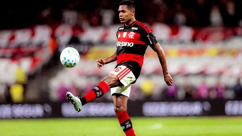 Alex Sandro se aquece para jogo contra o Corinthians, no qual sofreu lesão muscular (Foto: Adriano Fontes / Flamengo)