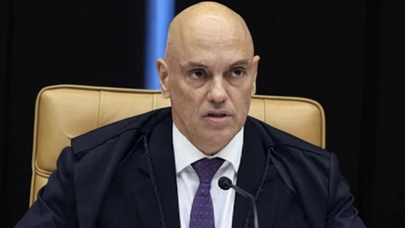 À esquerda, o ministro Alexandre de Moraes, do STF; à direita, o deputado federal licenciado Eduardo Bolsonaro