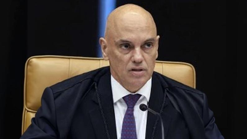 À esquerda, o ministro Alexandre de Moraes; à direita, André Mendonça
