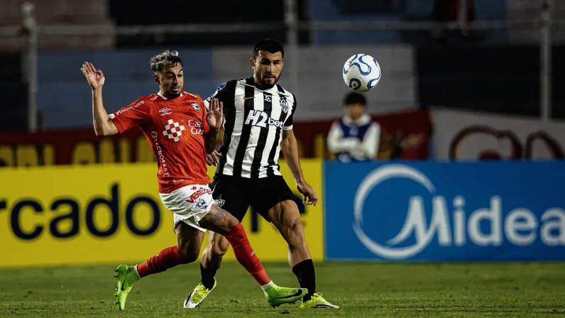Alonso em disputa de bola em Cienciano x Atlético (Foto: Pedro Souza / Atlético)