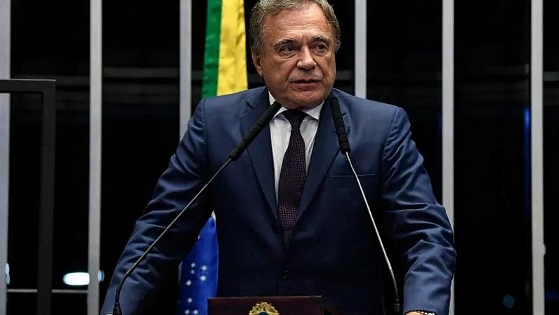 O ex-senador Alvaro Dias em discurso, à tribuna, em 2020