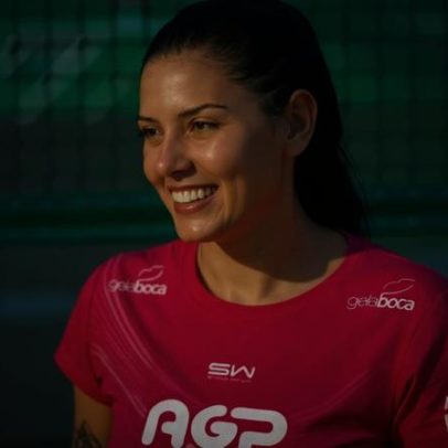 Ana Castela participa de torneio de futevôlei usando botas