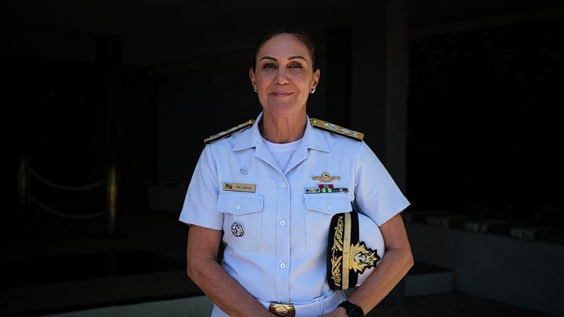 Na imagem, Ana Greco, que é natural de Santos (SP); a oficial ingressou na Marinha em 1998, como guarda-marinha