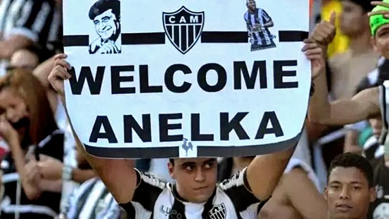 Torcedor do Atlético-MG recepciona Anelka no Mineirão (Foto: Reprodução)