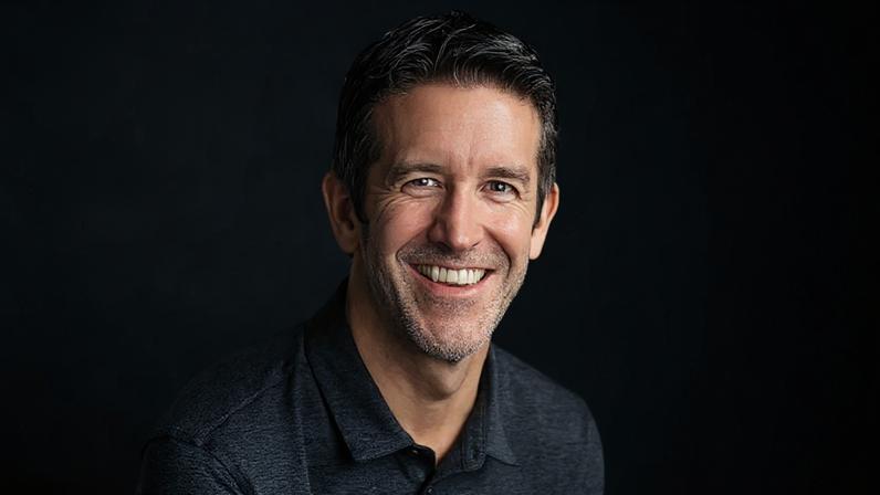 Diferente de Tim Cook, cujo perfil é focado em excelência operacional e cadeia de suprimentos, John Ternus é visto como um "líder de produto"