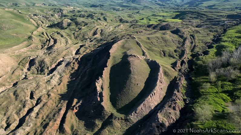 Formação Durupinar, localizada a aproximadamente 30 km ao sul do Monte Ararat, na Turquia, seria local onde estão os restos da Arca de Noé. (Foto: Divulgação / Noah's Ark Scans)