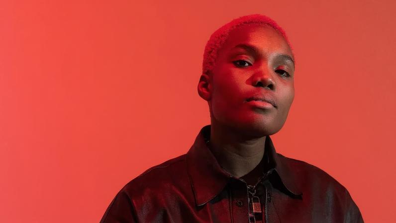 Arlo Parks dança e faz DJ para buscar cura em Ambiguous Desire