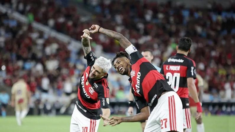 De Arrascaeta e Bruno Henrique comemoram gol do Flamengo contra o Independiente Medellín, em jogo válido pela segunda rodada da Libertadores (Foto: Jorge Rodrigues/AGIF/Folhapress)