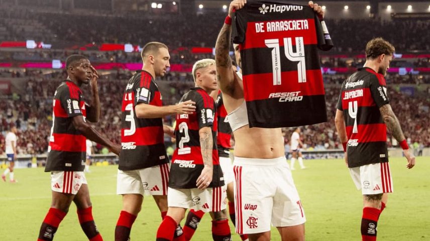 Arrascaeta mostra camisa 14 à torcida do Flamengo em comemoração de gol contra o Bahia (Foto: Adriano Fontes / Flamengo)