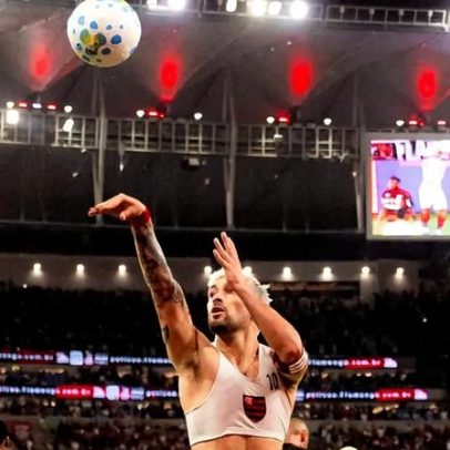 Arrascaeta celebra gol do Flamengo com basquete e usa a camisa 14