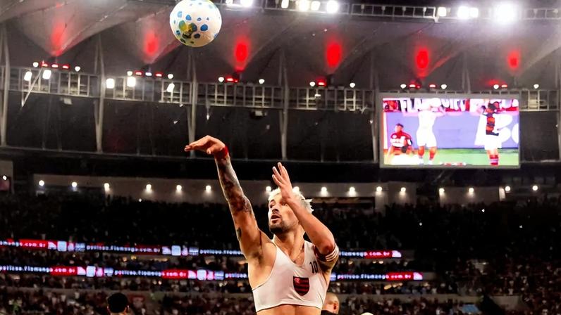 Arrascaeta simula arremesso em homenagem a Oscar Schmidt (Foto: Adriano Fontes / Flamengo)