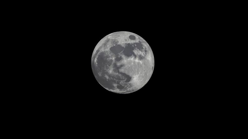 Tripulação da Nasa observa a Bacia Orientale por um ângulo inédito para olhos humanos; astronautas descrevem satélite como "cada vez maior" • NASA