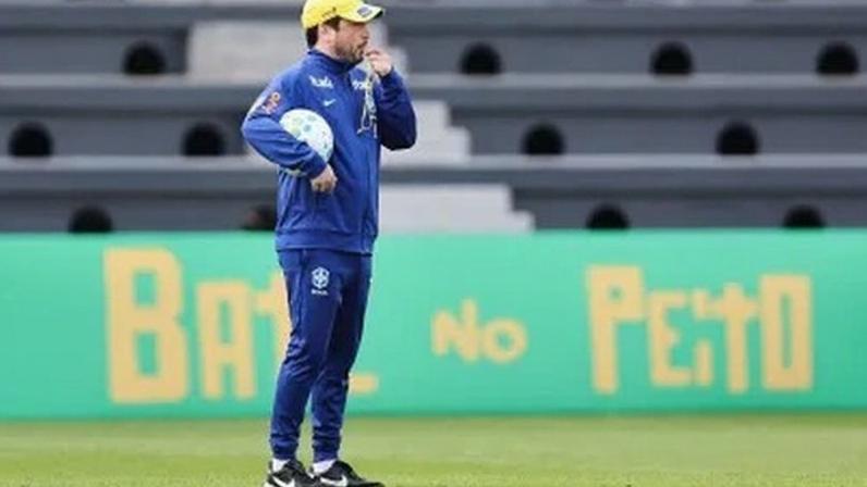 Arthur Elias durante treino da Seleção Brasileira Feminina