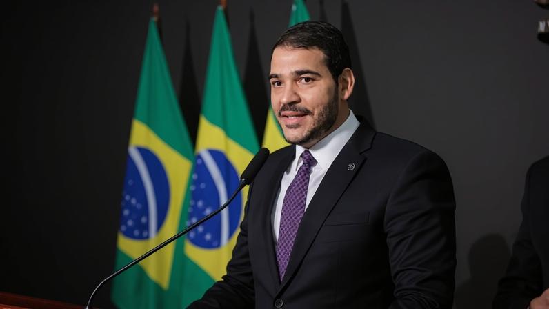 Jorge Messias falando ao microfone (Renato Menezes/Ascom AGU)
