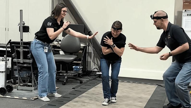 Koch realizando exercícios de caminhada e equilíbrio como parte da recuperação física