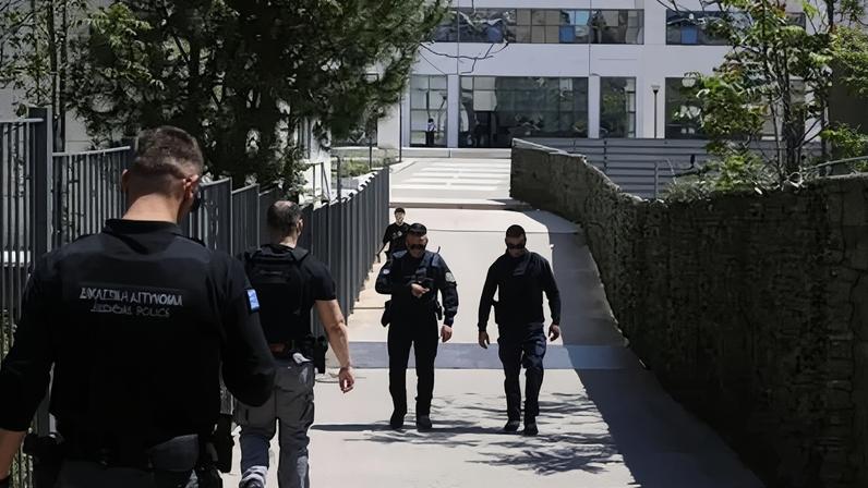 Ataque a tiros deixa cinco pessoas feridas em escritório da previdência social e tribunal de apelações em Atenas