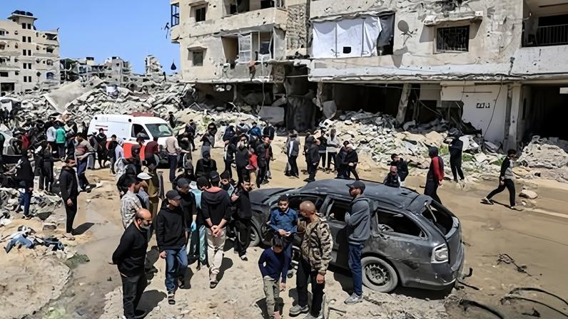 Palestinos inspecionam danos após uma pessoa ser atingida por ataque israelense enquanto andava de bicicleta na Cidade de Gaza