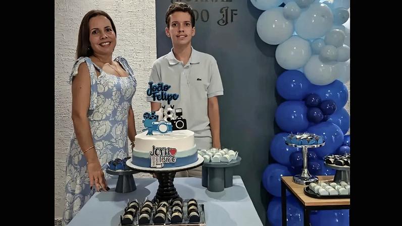 Anaiara Ribeiro se matriculou na faculdade de jornalismo junto com o filho João, diagnosticado com autismo