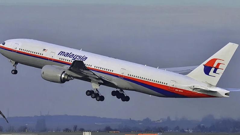 De 2000 a 2026, acidentes aéreos em voos comerciais causaram cerca de 10.000 mortes; na imagem, o Boeing 777 do voo Malaysia Airlines 370, que desapareceu em 8 de março de 2014 com 239 pessoas a bordo