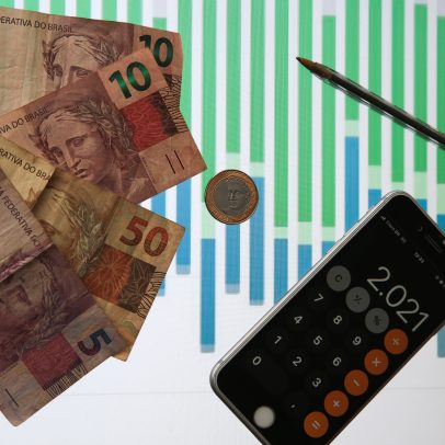 Dívida pública do Brasil deve chegar a 100% do PIB em 2027, diz FMI