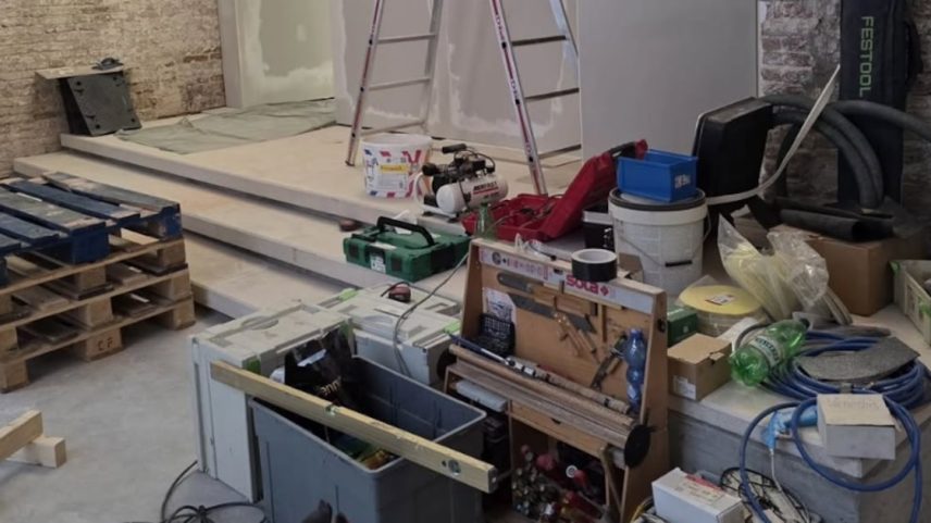 O artista israelense Belu-Simion Fainaru mostrou a montagem de sua instalação na Bienal de Veneza e pediu para ser julgado apenas por sua arte